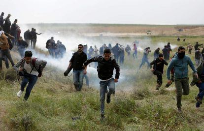 En la imagen, manifestantes palestinos huyen de los gases lacrimógenos durante los enfrentamientos cerca de la frontera con Israel, el 30 de marzo.