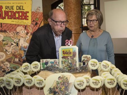 Francisco Ibáñez, junto a su esposa Reme, soplando las velas del pastel de su 80 aniversario.