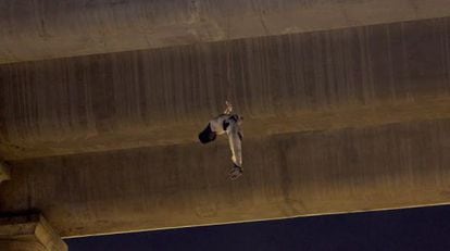 Cadáver colgado en un puente de la Ciudad de México.