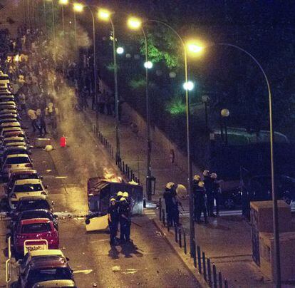 La policia durante los disturbios provocados por cientos de j&oacute;venes en el concierto MTV Madrid Beach. 
