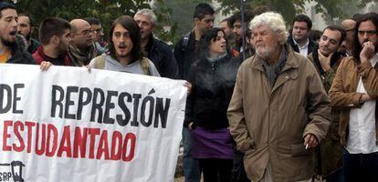Protesta ante los juzgados compostelanos este martes, con la presencia de Beiras (segundo por la derecha en primer término).