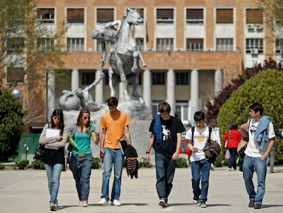 Un grupo de jóvenes en el campus de la Universidad Complutense de Madrid.