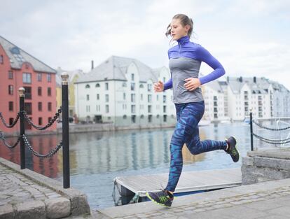 Mujer corriendo en Ålesund, Noruega.