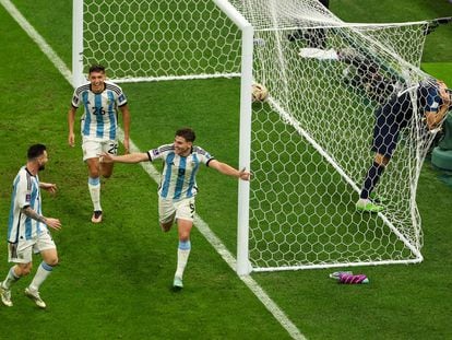 Los jugadores de Argentina celebraban el segundo gol de Julián Álvarez ante Croacia en las semifinales del Mundial, el martes en Lusail (Qatar).