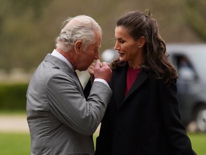La reina Letizia y el príncipe Carlos de Inglaterra, durante su visita al castillo de Bishop Auckland, en Reino Unido, el 5 de abril de 2022.