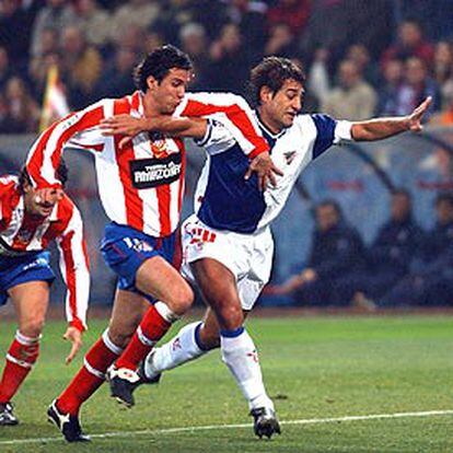 El jugador del Atlético Gaspar comete un penalti a Ismael Urzaiz, del Athletic.