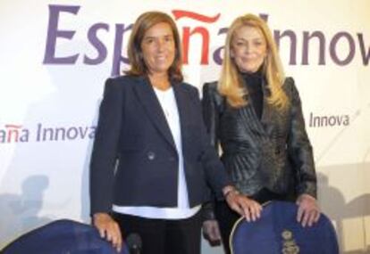 La ministra de Sanidad, Ana Mato, junto a la presidenta de Farmaindustria, Elvira Sanz, en el Foro Nueva Economía.