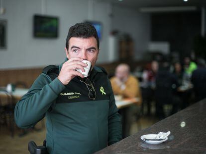 Alfredo Miras pren cafè en un bar prop de la caserna de Vilanova i la Geltrú.