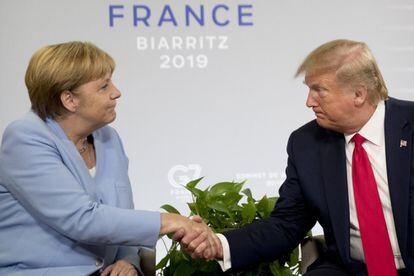 El presidente Donald Trump y la canciller alemana Angela Merkel se saludan durante un encuentro bilateral en el marco de las reuniones del G7, el 26 de agosto de 2019, en Biarritz. 