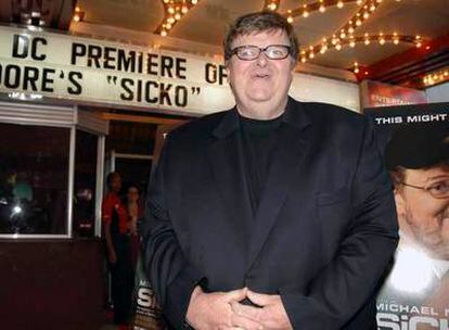 Michael Moore, a su llegada el pasado miércoles al pase de <i>Sicko</i> en Washington.