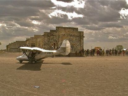 Una imagen de &#039;We come as friends&#039;, con el avioncito de Sauper aterrizando en un pueblo sudan&eacute;s.