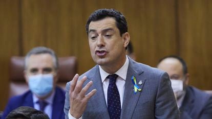 El presidente de la Junta de Andalucía, Juan Manuel Moreno, durante la sesión parlamentaria de control al Gobierno Andaluz en el Parlamento de Andalucía.