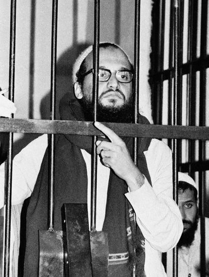 Ayman Al-Zawahri tras los barrotes en un corte de Egipto
