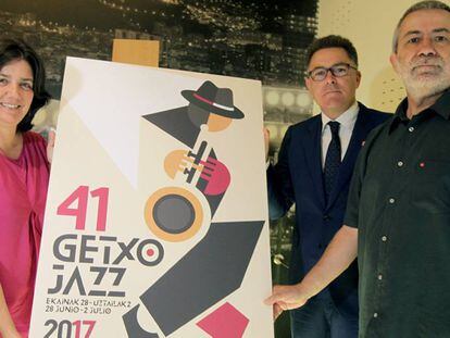 Los responsables del festival junto al cartel de la 41 edición.