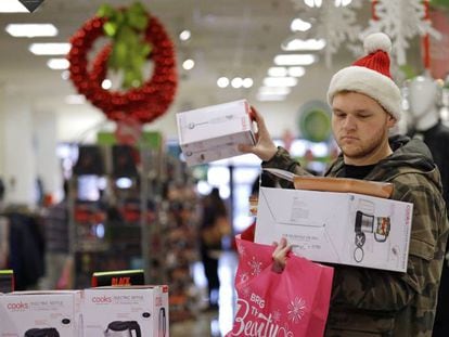 Un joven en una tienda J.C. Penney este viernes.