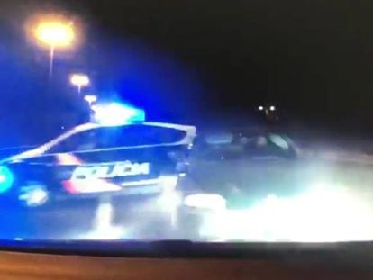 Dos coches de policía embisten al coche de los asaltantes.