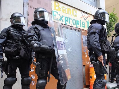 La policía protege la entrada del 'Banco Expropiado'.