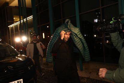 Javier Pérez Santana a la salida del Juzgado de Instrucción número 6 de Zaragoza, que decretó libertad con cargos para el detenido.
