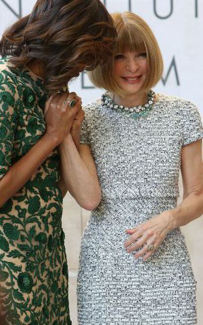 Michelle Obama felicita a Anna Wintour.
