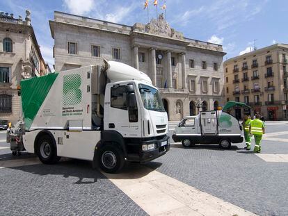Servicio de recogida de residuos de FCC con vehículos híbridos en Barcelona.