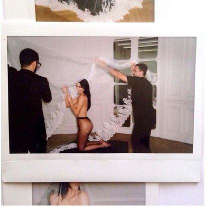 Antes de la fiesta, Kim Kardashian subió a Instagram una foto en la que posaba semidesnuda y deseaba feliz cumpleaños a Tisci.