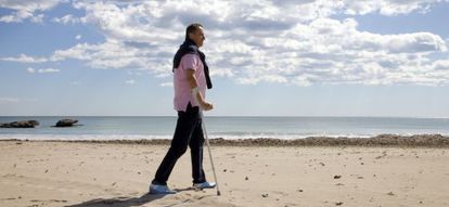 Robert TaK ciudadano holandés operado de la cadera paseaa por la playa de Moraira (Alicante).