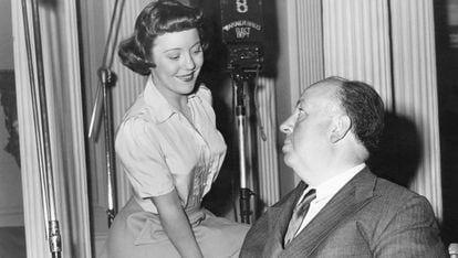 Patricia Hitchcock, junto a su padre en el rodaje de 'Extraños en un tren'.