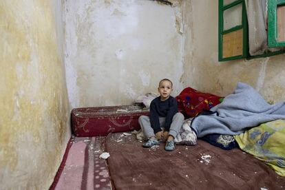 El pequeño Mohamed, en el interior de la casa.