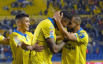 Los jugadores de Las Palmas celebran el gol.