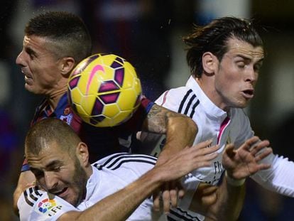 Benzema y Bale pugnan por el bal&oacute;n con Abraham
