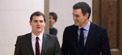 El secretario general del PSOE, Pedro Sánchez (d), y el presidente de Ciudadanos, Albert Rivera (i).