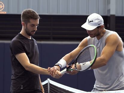 Broncano y Nadal, en un instante de la grabación en la Rafa Nadal Academy de Manacor. / @LaResistencia