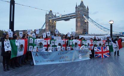 También hubo muestras de apoyo en otros países. El grupo YoSoy132 Londres y London México Solidarity Group exigieron la presentación con vida de los estudiantes y el juicio y castigo a los responsables de la desaparición