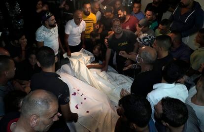 Dos de los cadáveres, a su llegada a la ciudad libanesa de Trípoli, este viernes. 