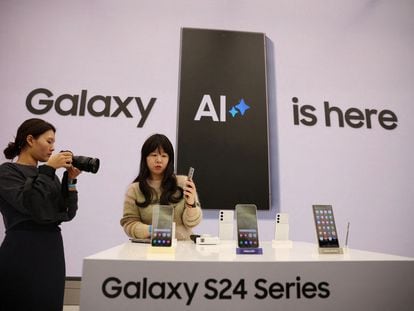 Los nuevos móviles Galaxy S24 en una tienda de Samsung en Seúl, Corea.