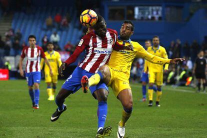 El centrocampista ghanés del Atlético de Madrid, Thomas Partey (i), disputa un balón con el defensa brasileño de Las Palmas, Michel Macedo.