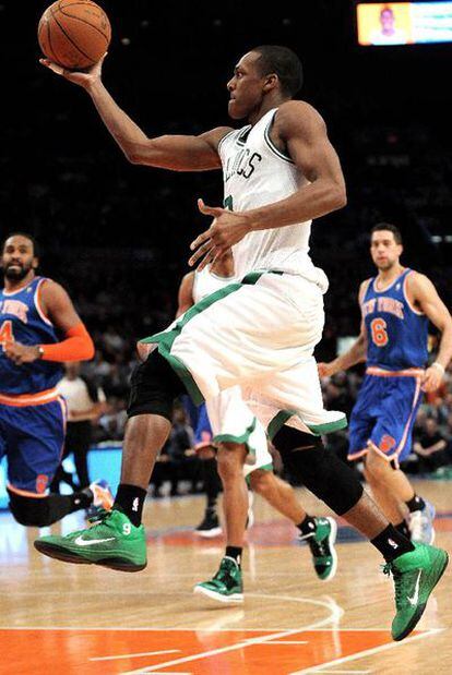 Rajon Rondo, de los Celtics de Boston, se dirige a la cesta ante los Knicks de Nueva York.