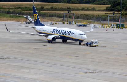 Un avión de Ryanair en el aeropuerto de Manchester.