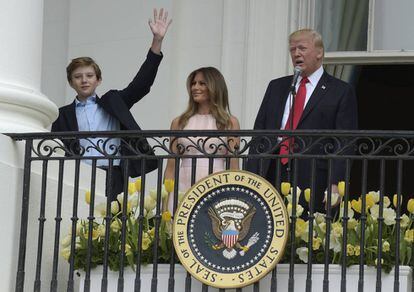 Barron, el hijo menor de Trump, saluda desde la Casa Blanca junto a sus padres.