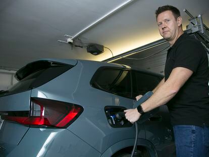 Lars Hoffmann, experto en vehículos eléctricos, carga un coche de prueba en el garaje de su casa, en las afueras de Madrid.