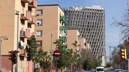 El hotel Tembo, de 17 plantas y casi 300 habitaciones, está a punto de abrir en Sant Adrià del Besòs. En la imagen, desde el barrio del Besòs-Maresme de Barcelona, el sábado.