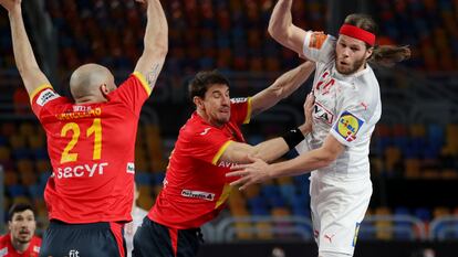 Viran Morros (centro) trata de frenar a Mikkel Hansen este viernes en la semifinal del Mundial entre España y Dinamarca.