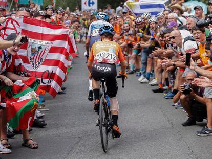 La afición vasca al ciclismo, volcada durante una etapa de La Vuelta, anima a un corredor del Euskaltel-Euskadi.