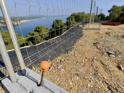 Obres de la futura urbanització a la pedrera s’Antiga de Begur, on es construiran 24 habitatges de luxe.