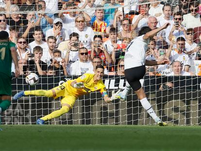 Cavani engaña a Edgar Badía para marcar de penalti su primer gol con la camiseta del Valencia.