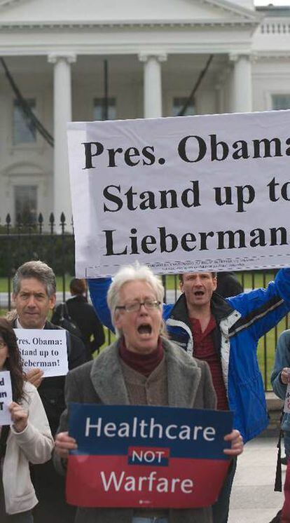 Varios manifestantes piden a Obama que haga frente a Lieberman.