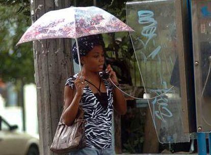 Una joven cubana conversa por teléfono en La Habana. Se espera que el huracán 'Paloma' llegue mañana a la isla