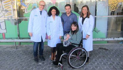 Los doctores Julio Herrero, Karla Rojas y Anna Suy, con una familia del programa de salud reproductiva para lesionados medulares de Vall d'Hebron.