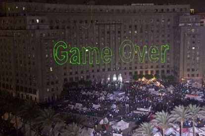 "Final del juego", escrito con láser sobre un edificio de la plaza de Tahrir, anoche.