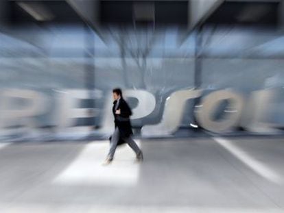 S&P pone a Repsol en vigilancia para bajar el rating